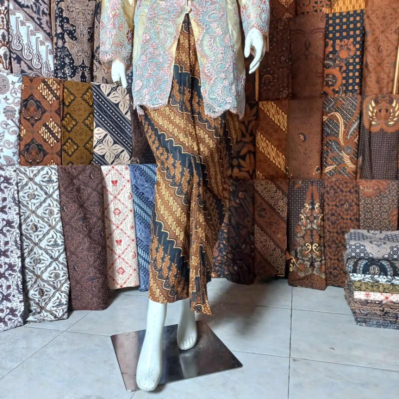 Rok Wiru Batik Lereng Keris Sogan dan Lawasan Katun Halus Bawahan Kebaya