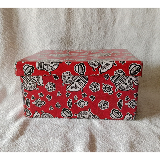 

KOTAK KADO BATIK MERAH UKURAN 21 X 17 CM / PARCEL MANIA MAGELANG