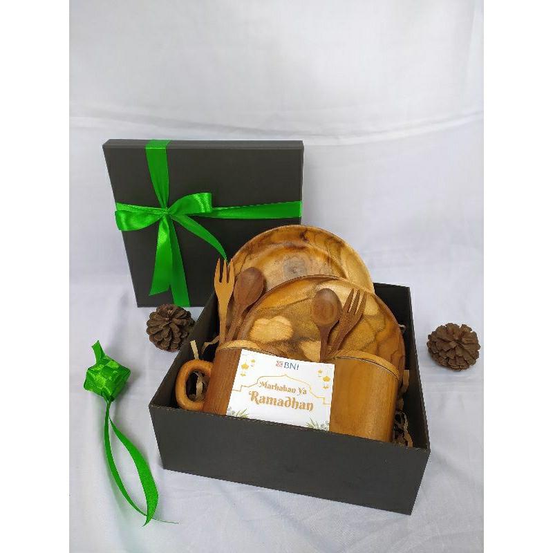 

Hampers | Hadiah | Souvenir | Gift Piring, gelas/cangkir/mug kopi dan teh, Set sendok dari Kayu Jati -Jinawi Woodcraft