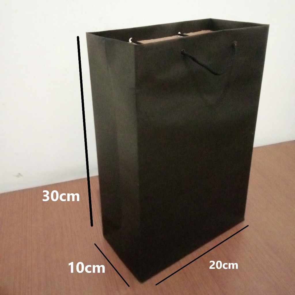 

paper bag R6 panjang Hitam polos Tali hitam size 20 x 10 x 30 (P x L x T) tas kertas TERMURAH