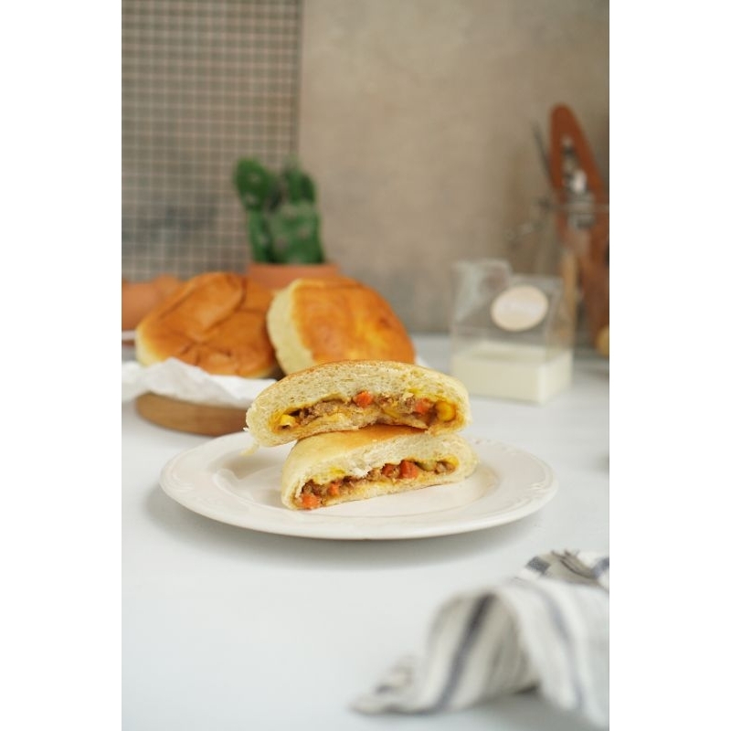 

Shepherd's Bun Roti Susu Isi Daging Cincang Sayuran Saus Tomat