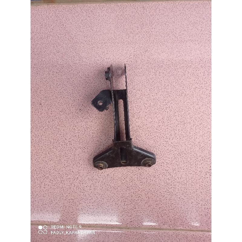 breket, dudukan tameng depan honda beat karbu ori.