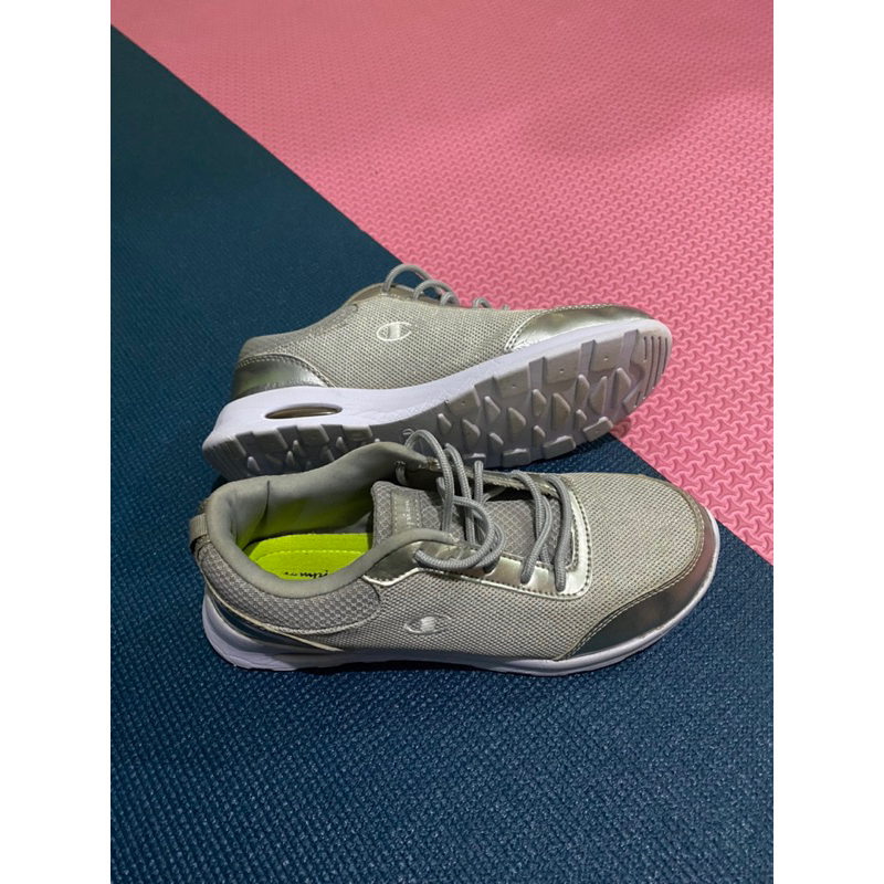 PRELOVED SEPATU CHAMPION SEPATU OLAHRAGA WANITA