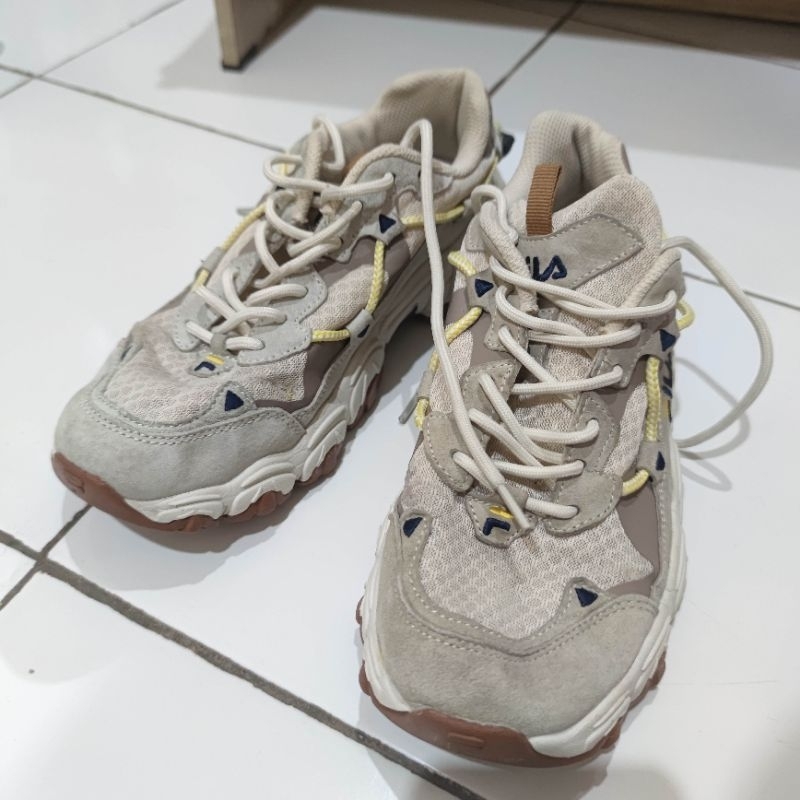 Preloved Fila Sepatu Sneaker Olah Raga Ukuran 39 Insole 25cm (Kaki 40 masih masuk kalau insole 25cm)