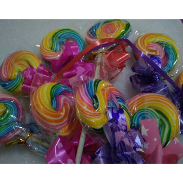 

Swip up Permen Lolipop Bulat 4cm 1pak isi 2pcs
