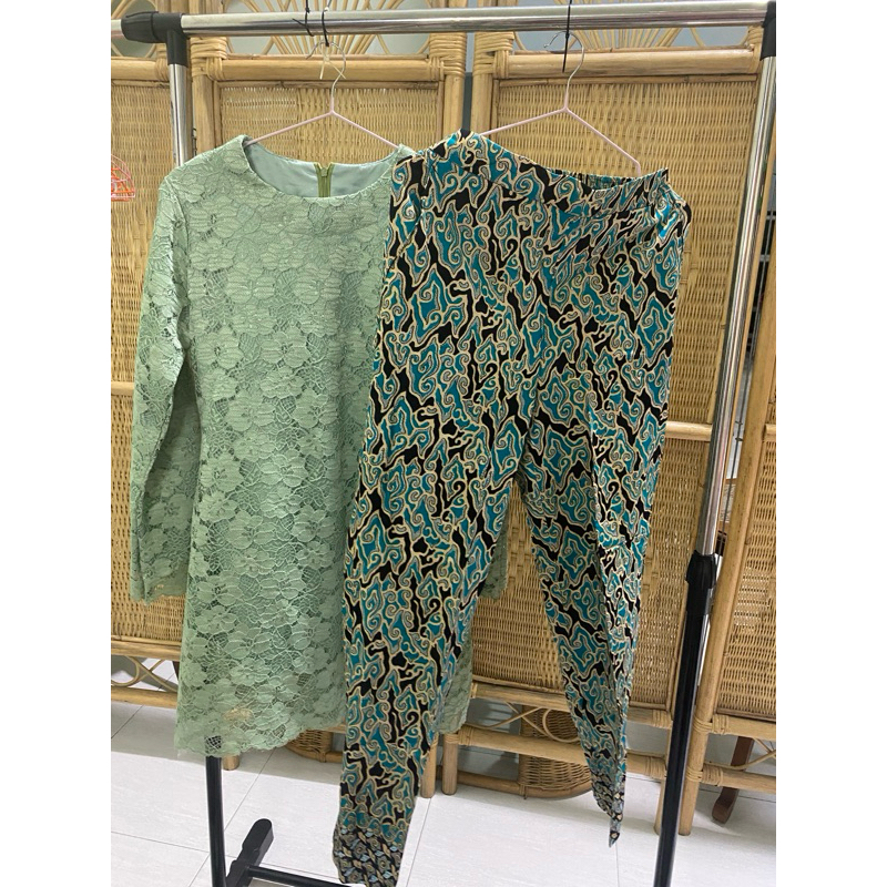 PRELOVED  SET KEBAYA CELANA