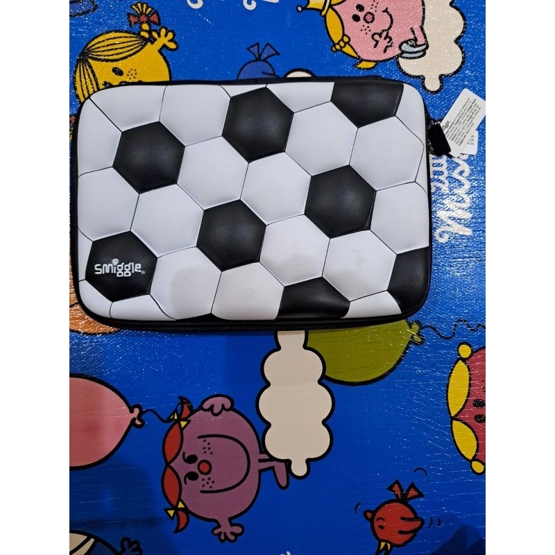 

Kotak Pensil Smiggle Hardtop Bola