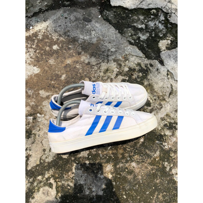 Adidas court Vantage