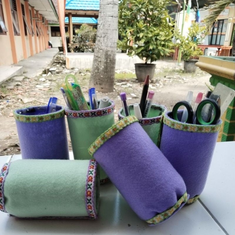 

Wadah tempat pensil dan wadah tempat alat make up