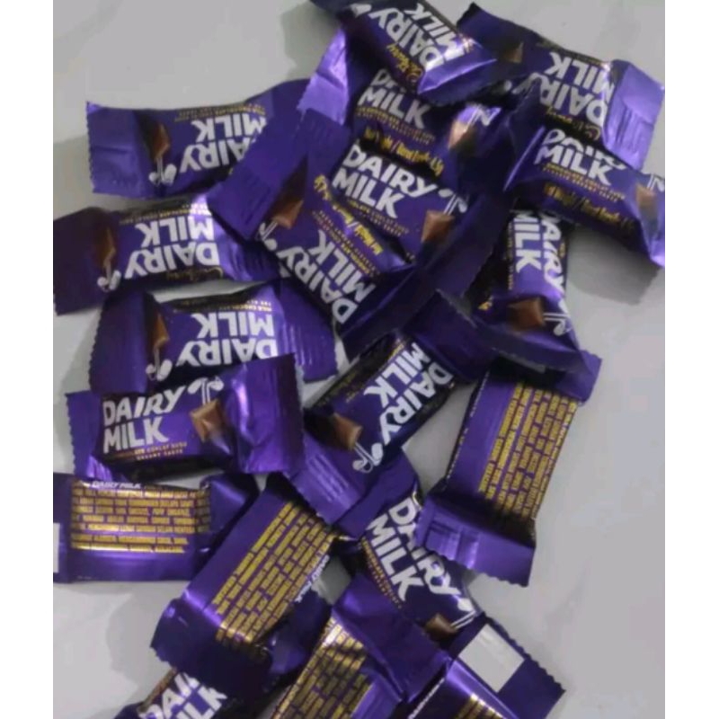 

ECER CADBURY DAIRY MILK COKELAT MINI 4,5gr