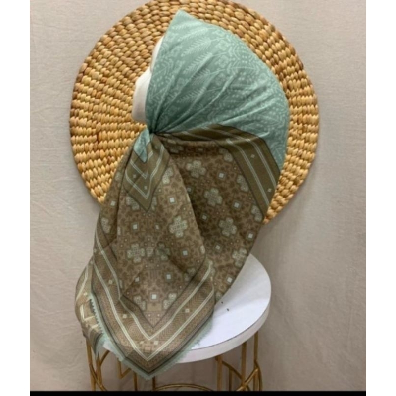 HIJAB SEGI EMPAT VOAL MOTIF ETNIK BATIK TOSCA COKELAT