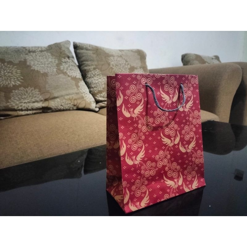 

Papperbag ukuran 18x22x8 motif batik burung merah