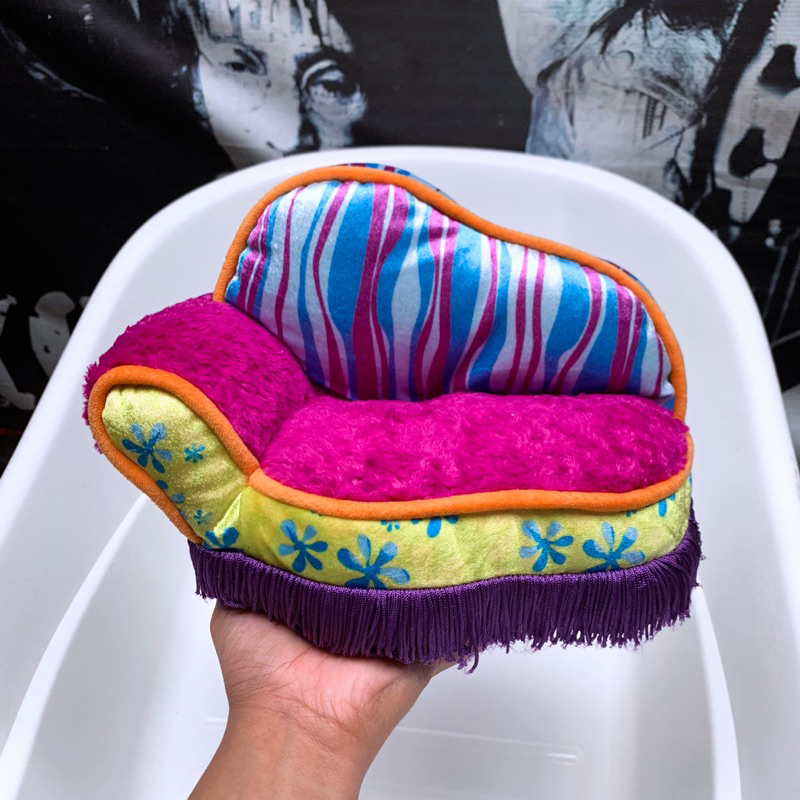 Boneka GROOVY Girls Doll Furniture Chaise / Sofa Preloved