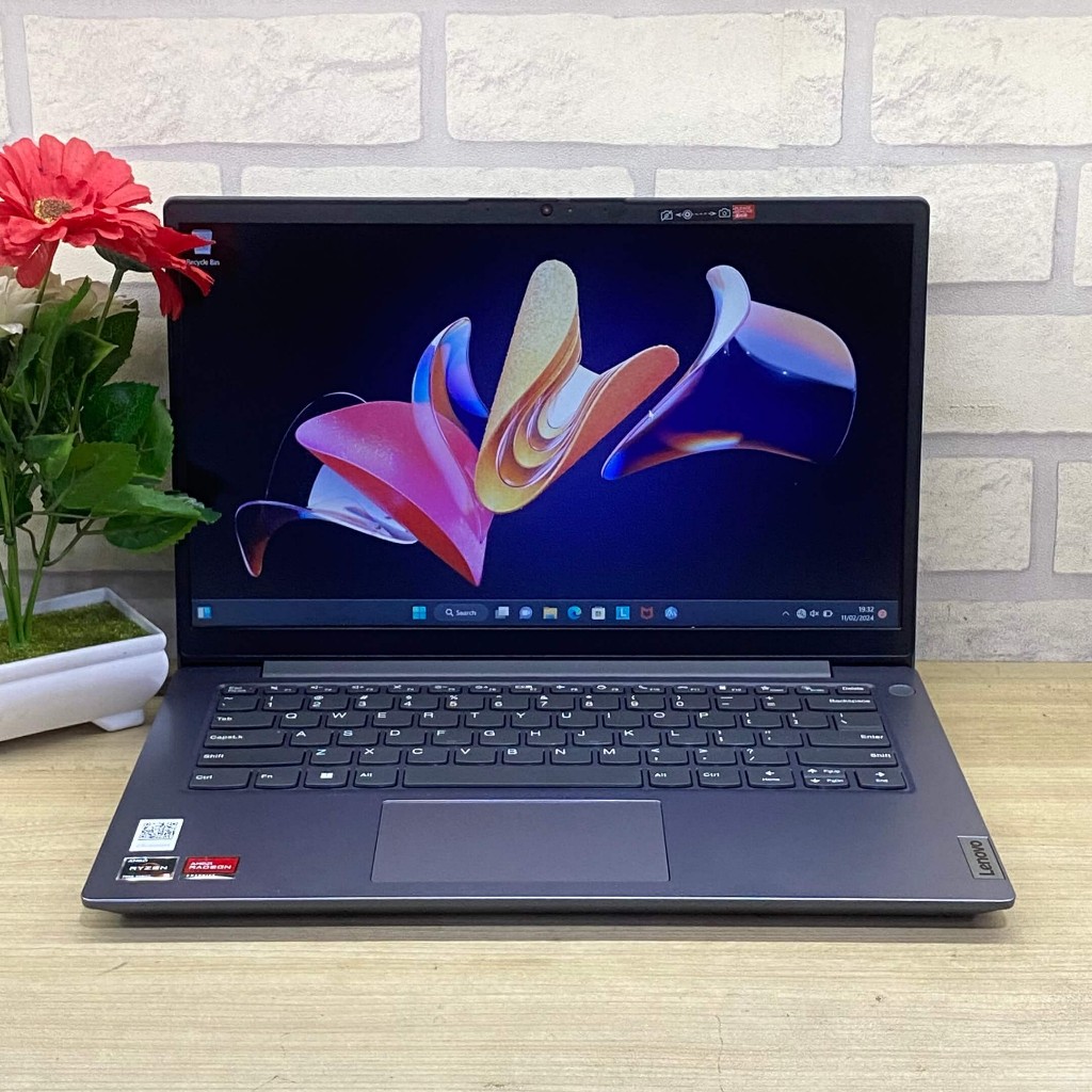 LENOVO V14 G4 AMD R3 RAM 8 SSD