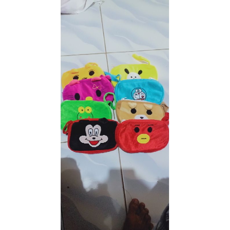 Dompet hp karakter boneka