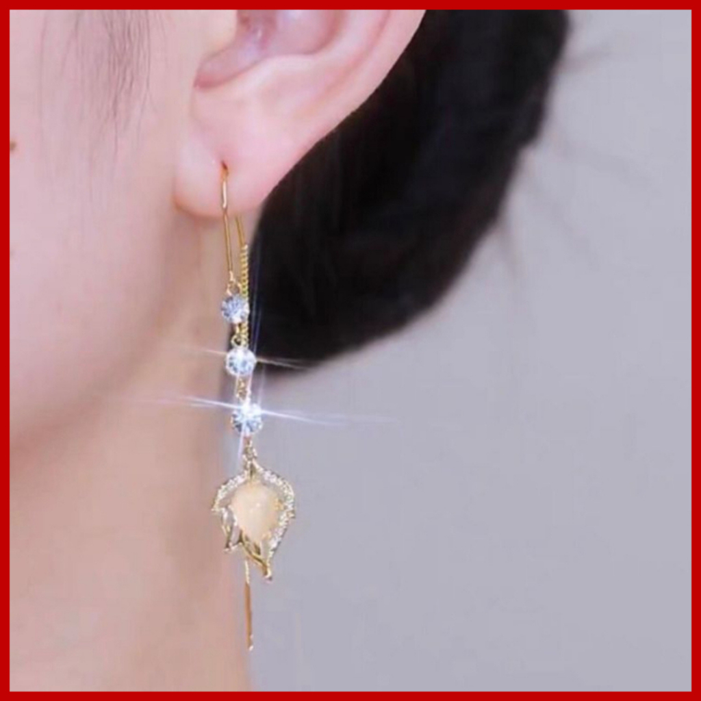 AT129 - ANTING WHITE LEAF JUNTAI PANJANG TITANIUM KOREA PERMATA PUTIH ELEGAN