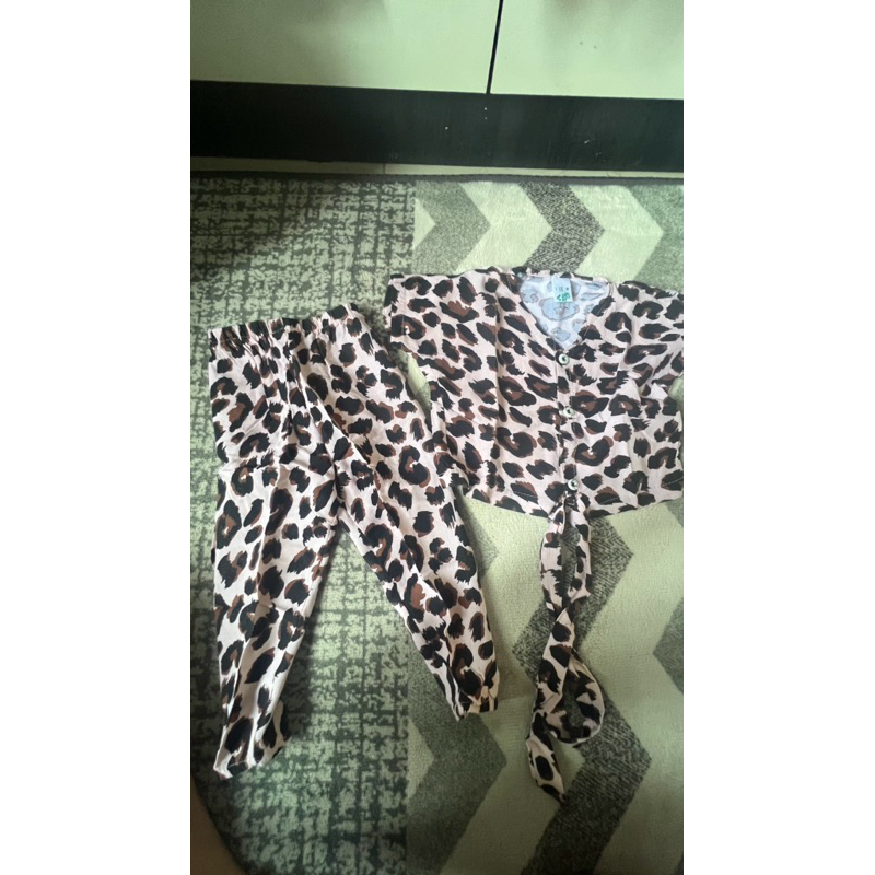One set pakaian anak perempuan motif macan [PRELOVED]