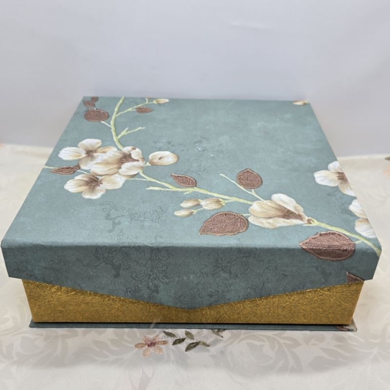 

Box kue MD 25x25x8cm / kotak kue Lapis Hamper Lebaran Idul fitri / hardbox