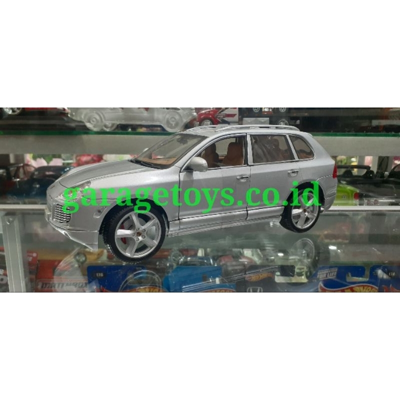 Maisto 1:18 Diecast Porsche Cayenne Turbo