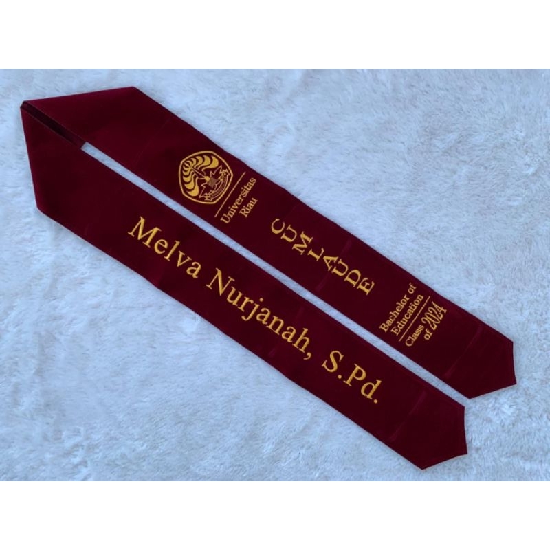 Selempang Wisuda Leher Plus CUMLAUDE (Free Logo)