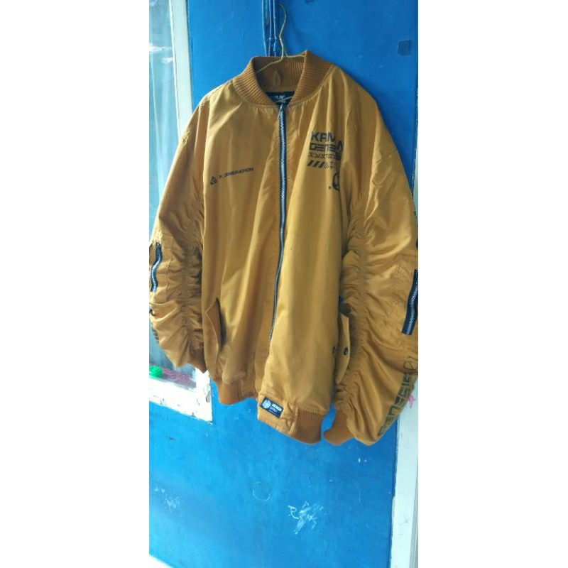 jaket bomber merk Kremlin