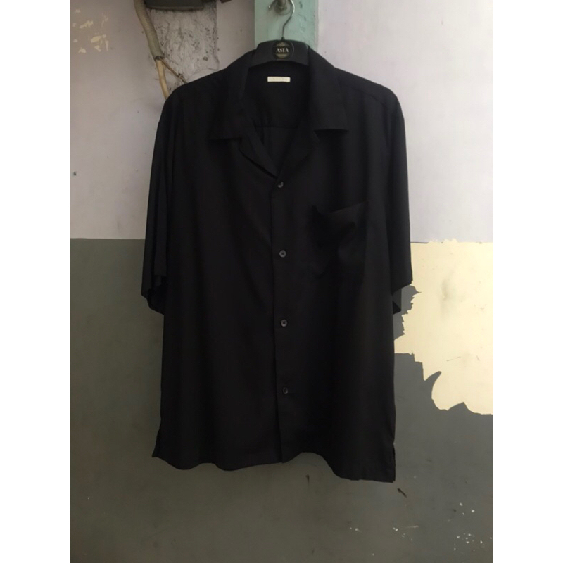kemeja GU black opencollar lengan pendek preloved
