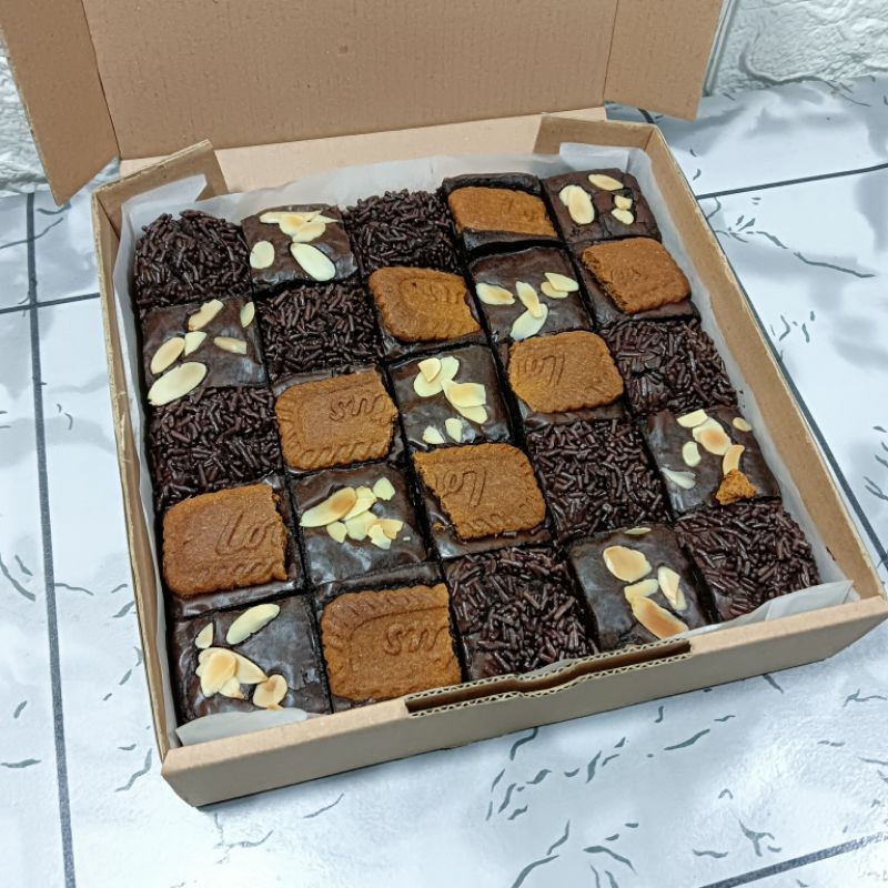 

LARGE FUDGY BROWNIES
