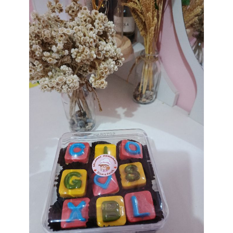 

coklat karakter huruf isi