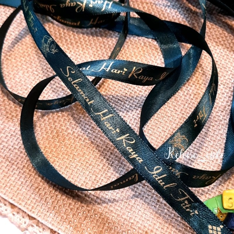 

PITA SATIN IDUL FITRI WARNA HIJAU BOTOL LEBAR 1 CM -PANJANG 18 METER