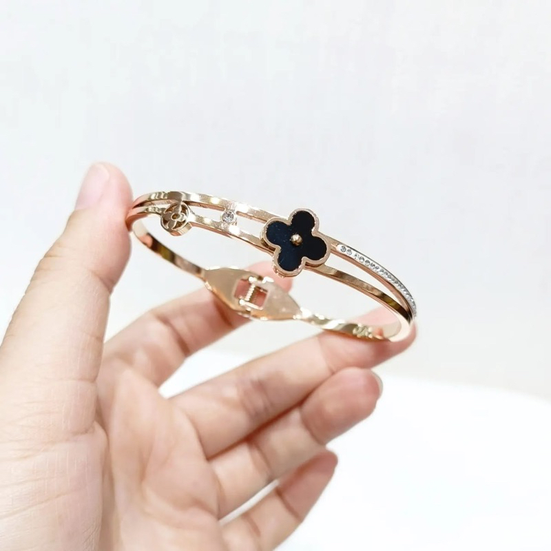 Gelang titanium bangle vc mono bunga clover hitam