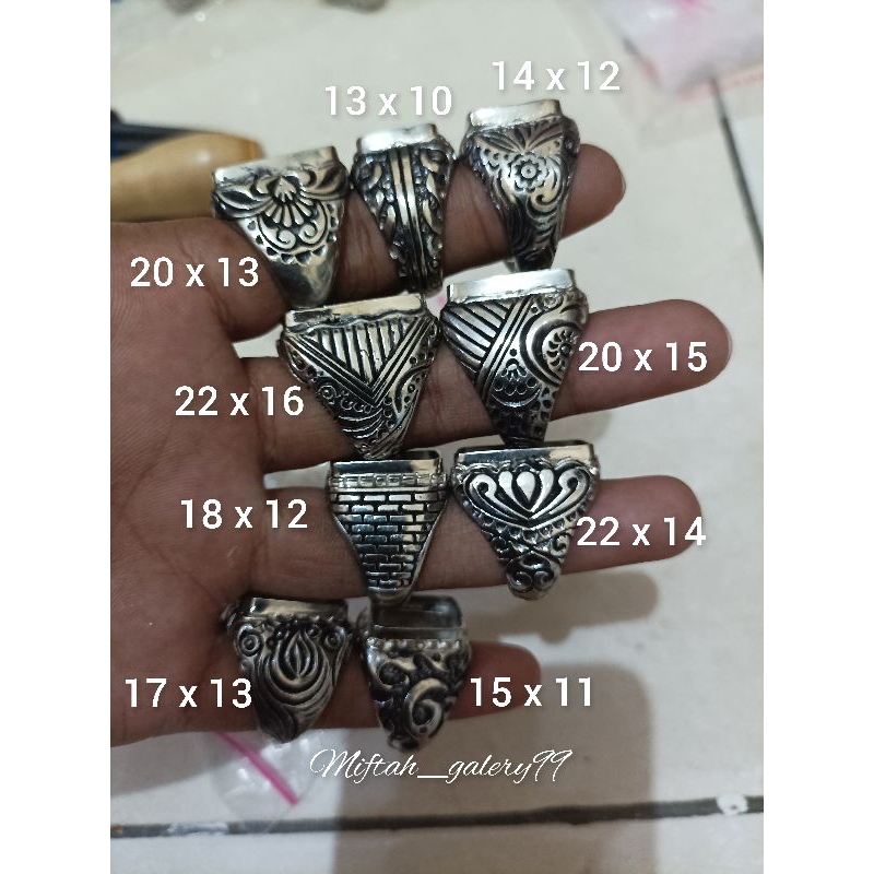 RK Emban cincin alpaka ukir kotak