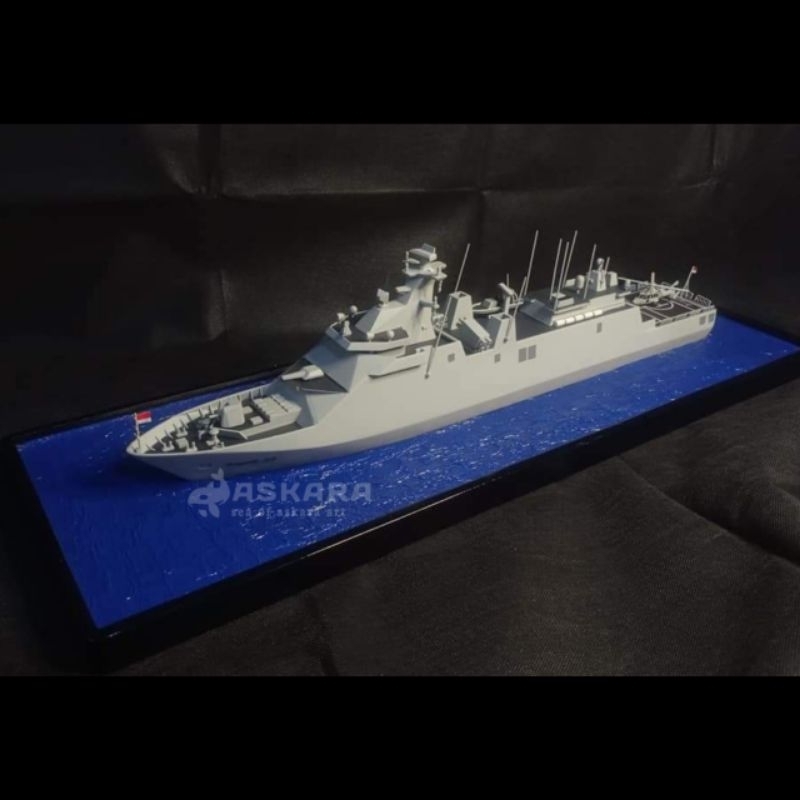 Miniatur Kapal Perang KRI I Gusti Ngurah Rai