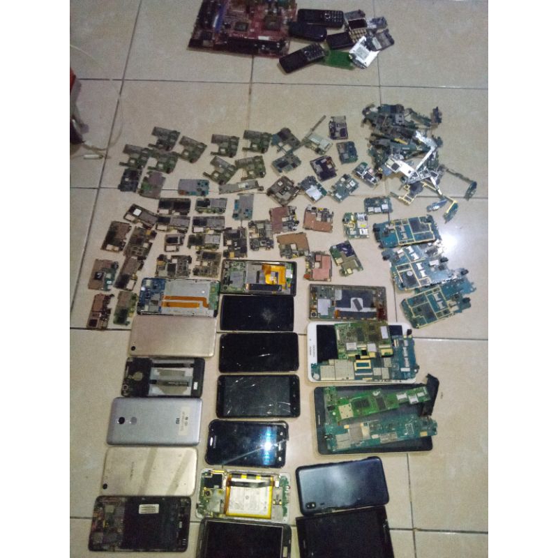 rongsokan elektronik. total 88 pcs android +9 hp cina +1 Mb