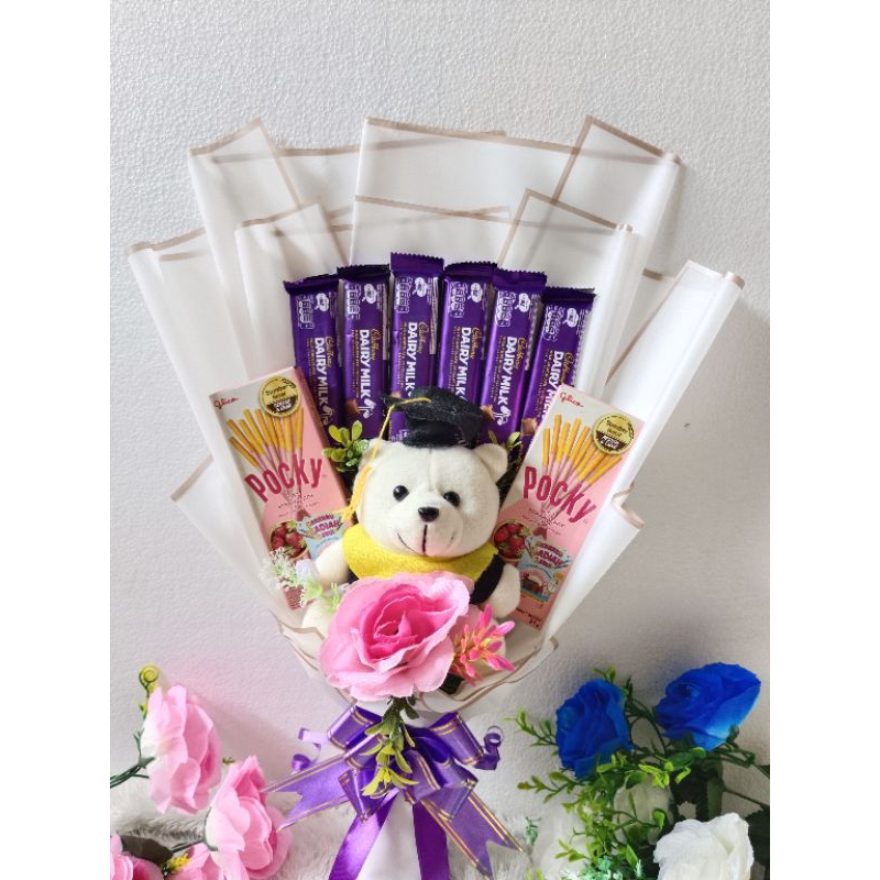 

bucket coklat + boneka wisuda bunga pocky gak PO