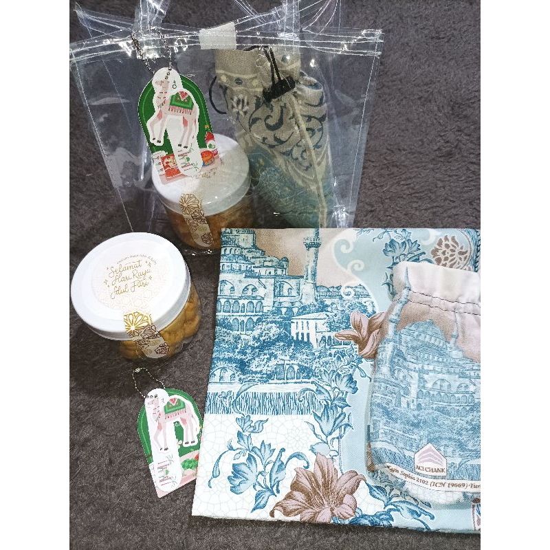 

Hampers Lebaran Idul Fitri 2024 isi 1 Jar Kue kering ukuran 400 ml dan Sajadah Travel (Random)