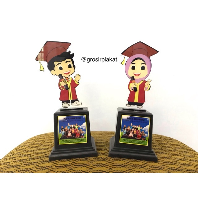 Trophy Akrilik Wisuda Piala Wisuda Anak