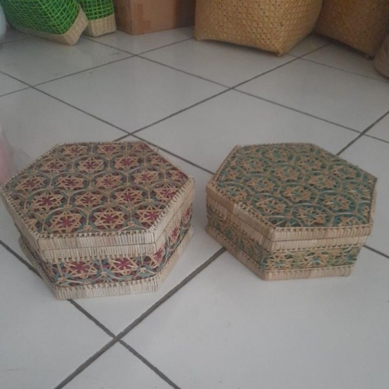 

Hampers segienam anyam bintang hijau dan merah 25x25x25xtinggi 5cm