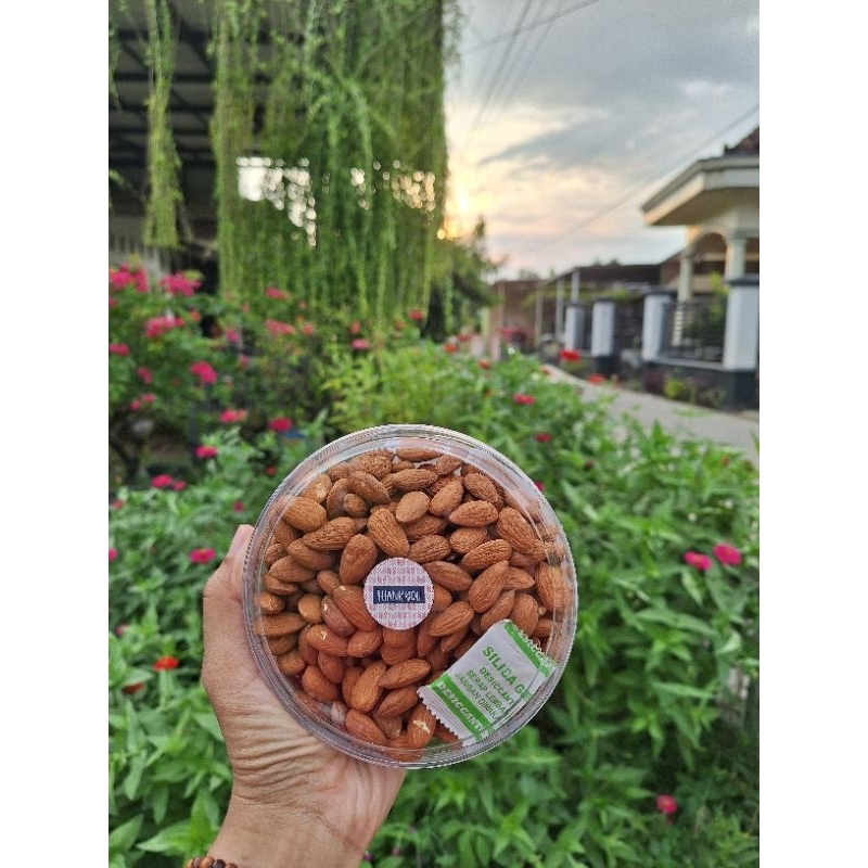 

Kacang Almond