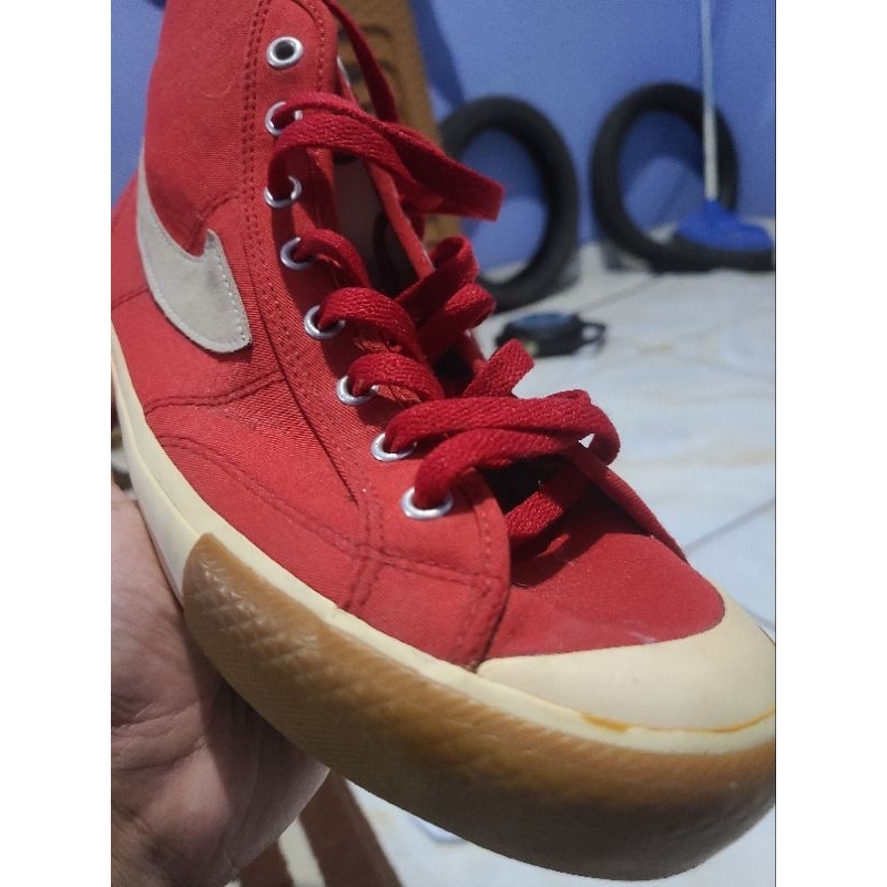 Sepatu Compass Merah