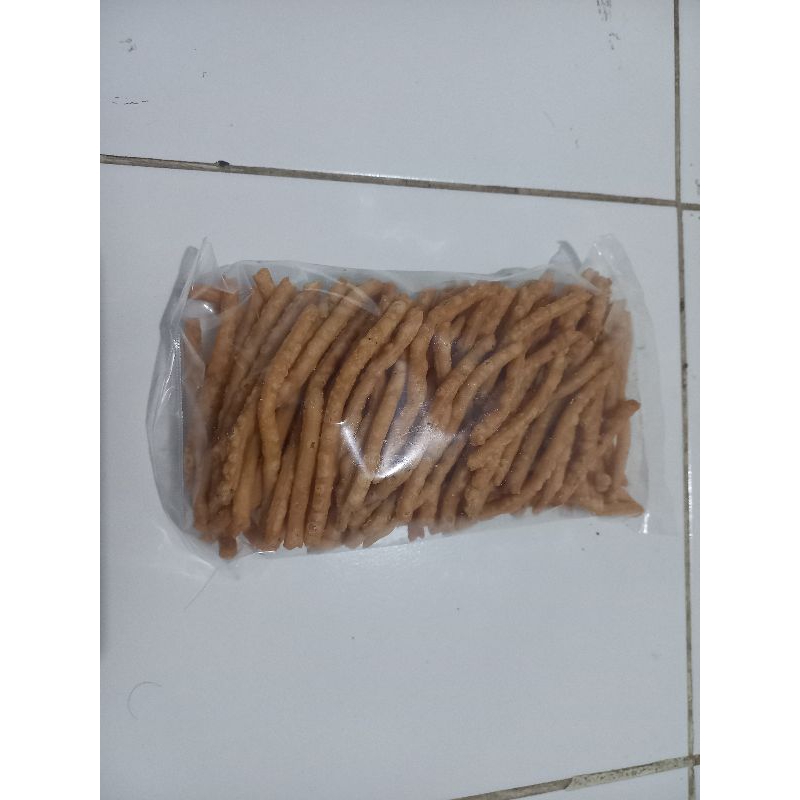

Makanan ringan sistik mie dan biji ketapang