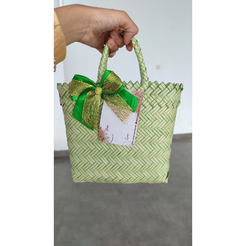 

hampers tas anyam isi 3