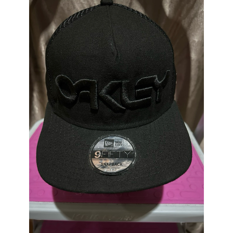 Topi sekon model  snapback jaring New Era 9Fifty x OAKLEY BOB (Black on Black)