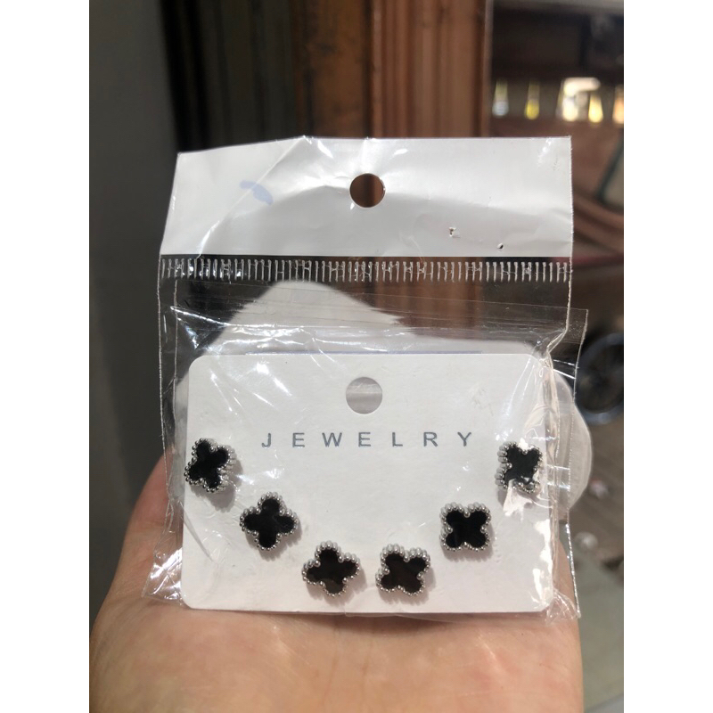 anting putih titanium