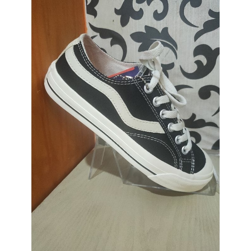 Sepatu Ventela Pendek Hitam - Putih