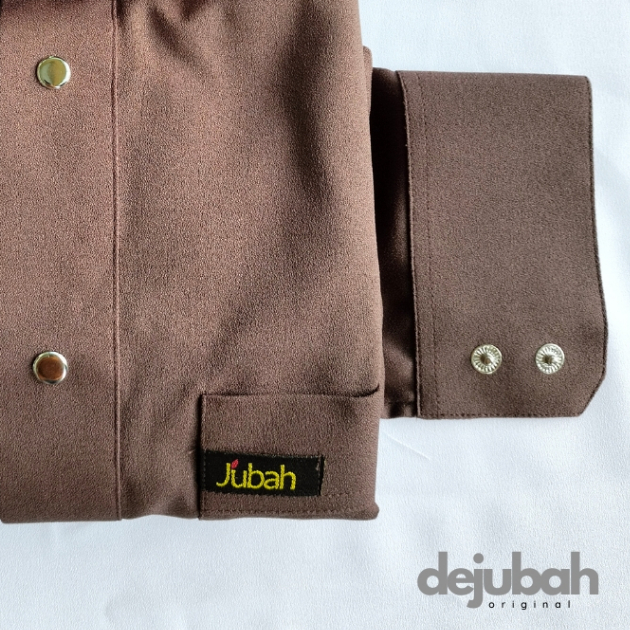 DeJubah - Jubah SUJA (Saudi & Kemeja) Jubah pria gamis dewasa berkerah kemeja dan lengan bermanset-Cokelat
