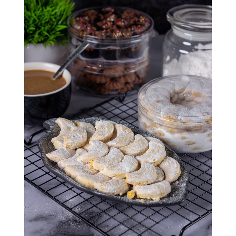 

Kue putri salju toples bulat kecil