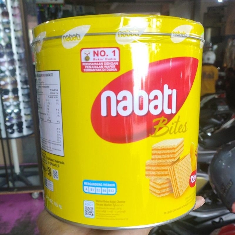 

wafer NABATI bites keju coklat kaleng bulat