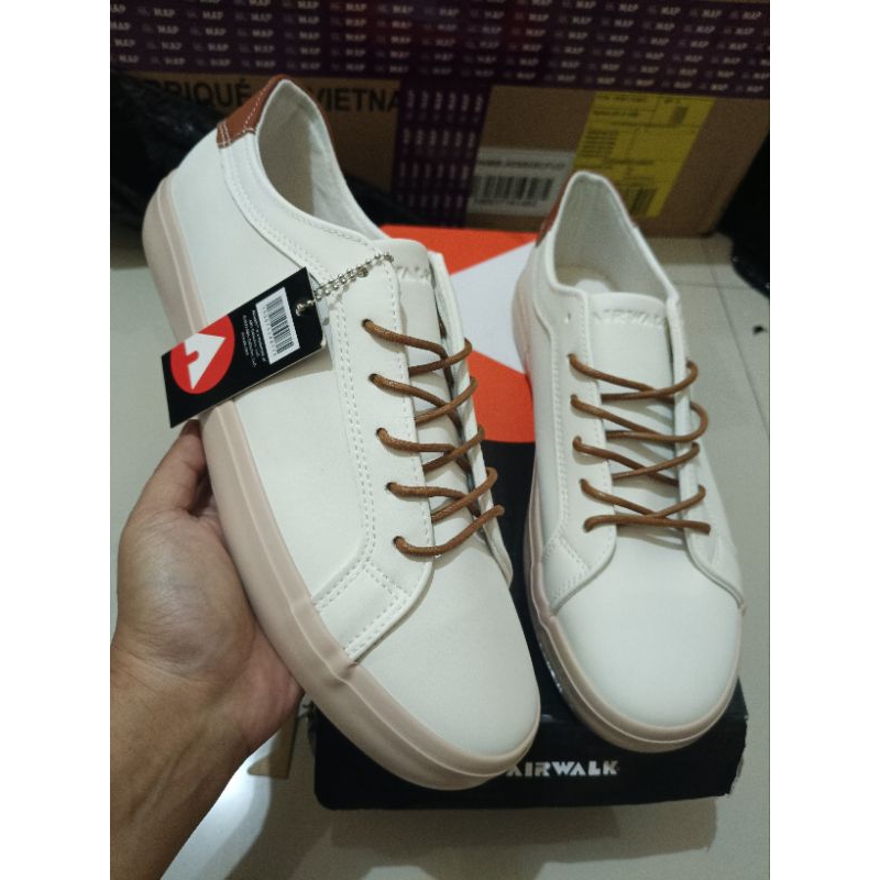 44 sports station clearance sale airwalk thompson white camel