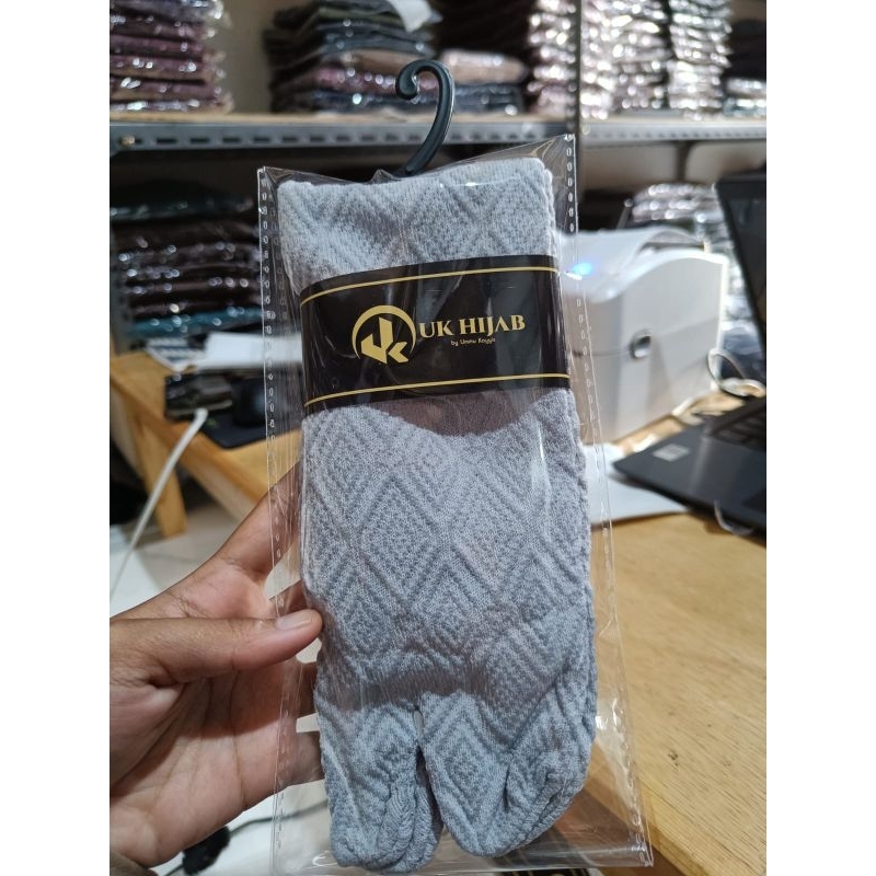 Kaos kaki embos benang timbul