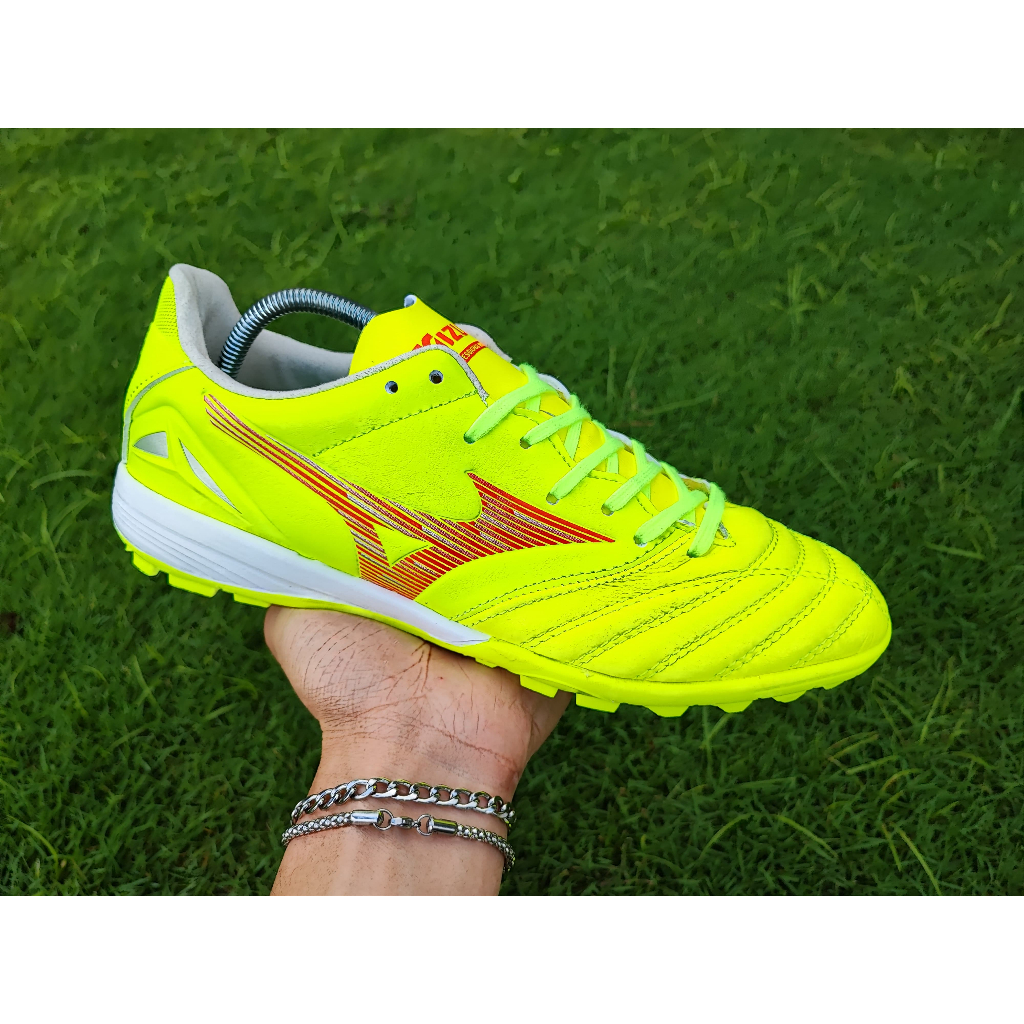 Sepatu Futsal Mizuno Morelia Sala Turf tapak gerigi mini soccer - Safety Yellow Fiery Coral